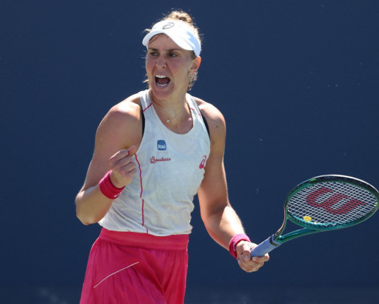 Bia Haddad supera dores, vinga derrota e avança na estreia do US Open