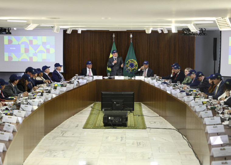 Lula e outros ministros usaram na reunião um boné com a mensagem "O Brasil é dos brasileiros"