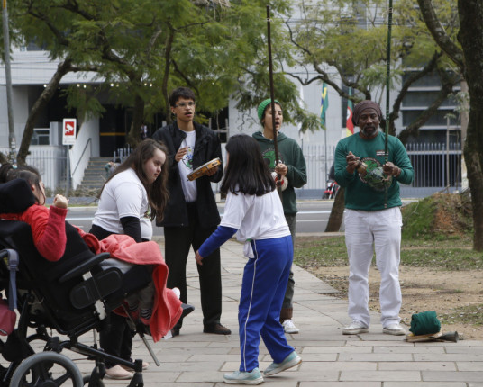 Práticas esportivas impulsionam inclusão e dignidade