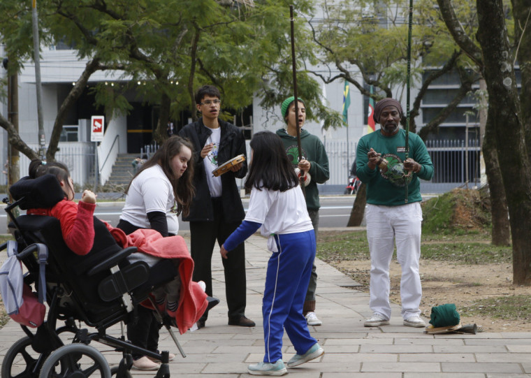 Associação de Pais, Amigos e Pessoas com Deficiência, de Funcionários do Banco do Brasil e da Comunidade (Apabb) promove oficina de capoeira inclusiva