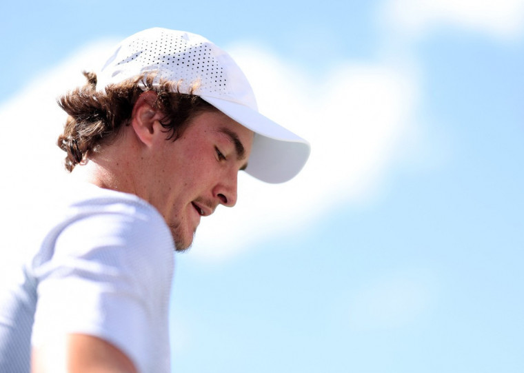  NEW YORK, NEW YORK - AUGUST 27: Joao Fonseca of Brazil reacts against Tomas Machac of Czech Republic during their Men's Singles Second Round match on Day Four of the 2025 US Open at USTA Billie Jean King National Tennis Center on August 27, 2025 in the Flushing neighborhood of the Queens borough of New York City.   Elsa/Getty Images/AFP (Photo by ELSA / GETTY IMAGES NORTH AMERICA / Getty Images via AFP)