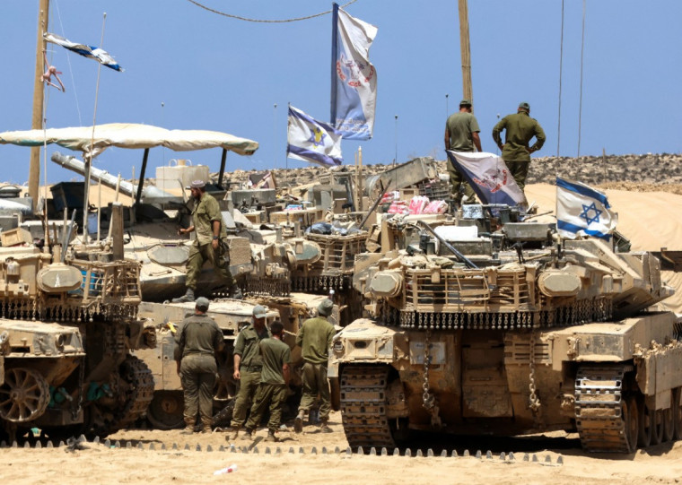 Tropas seguem avançando e forçam o deslocamento da população