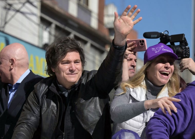 Opositores arremessaram pedras contra o presidente da Argentina e sua irmã 