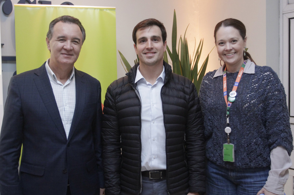 José Paulo da Rosa, reitor da Feevale, Giovanni Jarros Tumelero, presidente do Jornal do Comércio e Manuela Bruxel, diretora de inovação da Feevale | EVANDRO OLIVEIRA/JC