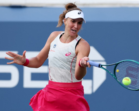 Após susto na estreia, Bia Haddad atropela suíça e avança no US Open