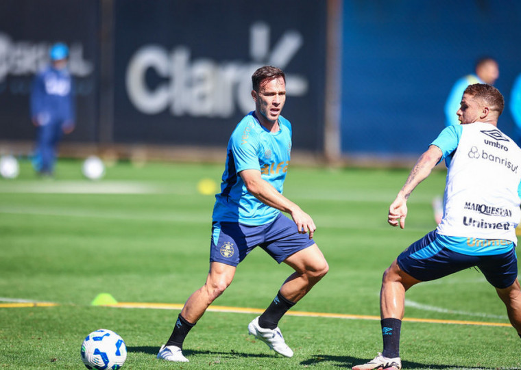 Ainda sem condições de jogo, Arthur fez primeiro treino com o grupo