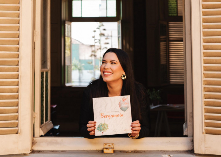 Autora canoense transforma experiência pessoal em obra literária que narra uma menina que vê seu mundo ser inundado pelas chuvas que devastaram o Estado