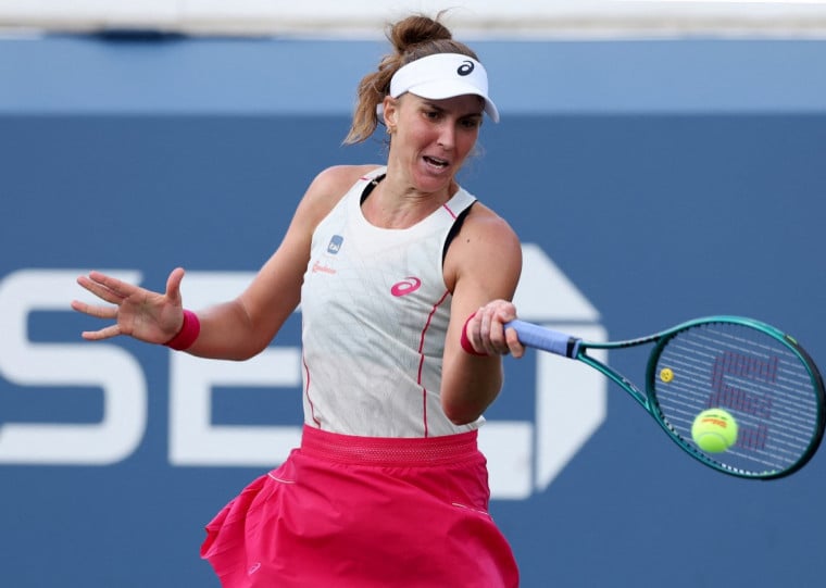 A brasileira superou a experiente suíça Viktorija Golubic, de 32 anos, por 2 sets a 0, com parciais de 6/1 e 6/4, em 1h33min