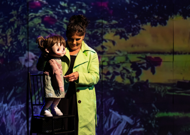 Peça ‘A Menina dos Olhos d'Água’ encerra Mostra Urgente de Artes Cênicas na Zona Cultural

Dirigido por Camila Bauer, espetáculo utiliza imagens reais, bonecos e vídeos para retratar a situação dos refugiados climáticos
