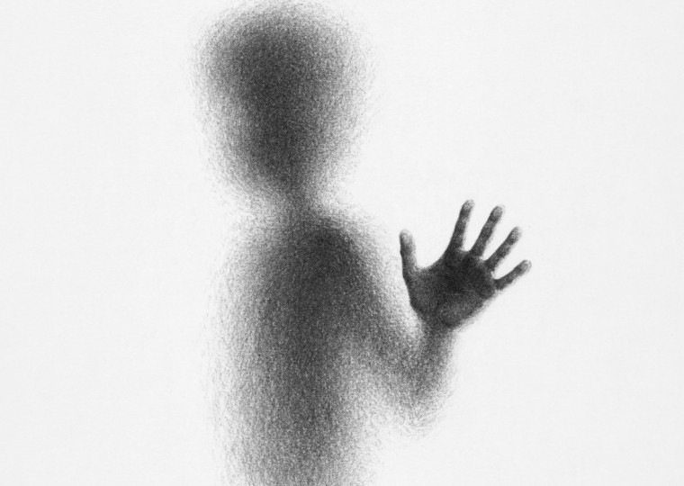 Vencedor do Prêmio Marcel Duchamp de 2023, o artista explora a intersecção entre memória, perda e transformação, refletindo sua história pessoal e a incerteza de um mundo em transição