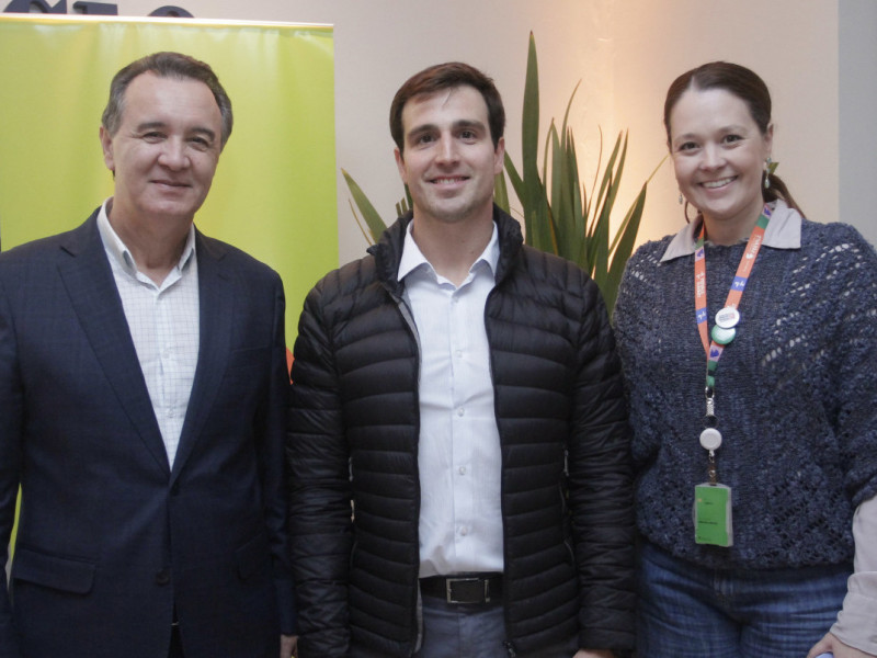 Jos&eacute; Paulo da Rosa, reitor da Feevale, Giovanni Jarros Tumelero, presidente do Jornal do Com&eacute;rcio e Manuela Bruxel, diretora de inova&ccedil;&atilde;o da Feevale Foto: EVANDRO OLIVEIRA/JC