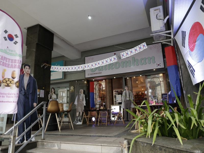 O espa&ccedil;o &eacute; decorado com itens que remetem a cultura coreana Foto: T&Acirc;NIA MEINERZ/JC