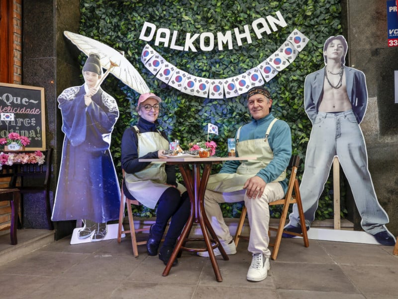 Adriana e Rosemilson Andrade comandam a cafeteria coreana Dalkomhan Foto: T&Acirc;NIA MEINERZ/JC