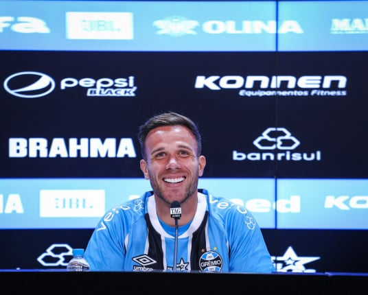 Arthur é apresentado e diz que volta ao Grêmio pronto para 'rerguer o clube'