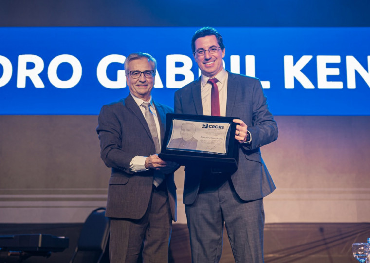 Silva recebeu o Mérito Contábil do presidente do CRCRS, Márcio Schuch