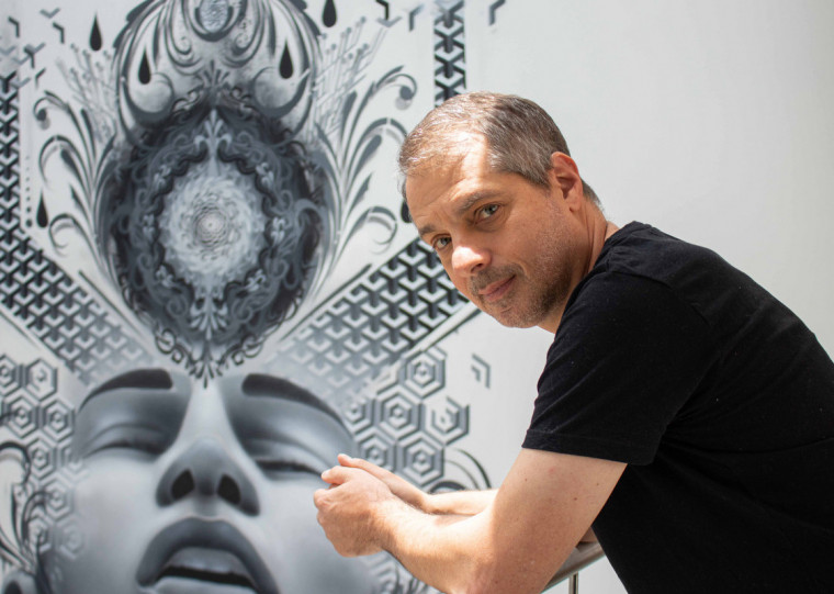 Obra explora o valor das boas perguntas em um mundo repleto de respostas prontas