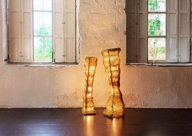 Luminárias são tramadas por fios tingidos com macela, símbolo da flora