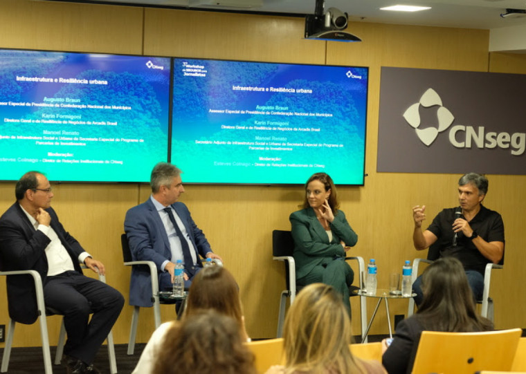 Representantes da SEPPI, CNM, ABdib e CNseg durante debate 
