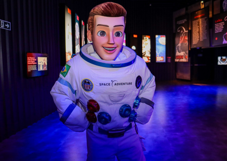 O nome presta homenagem a Charles Duke, astronauta da NASA que entrou para a história como o mais jovem astronauta a pisar na lua