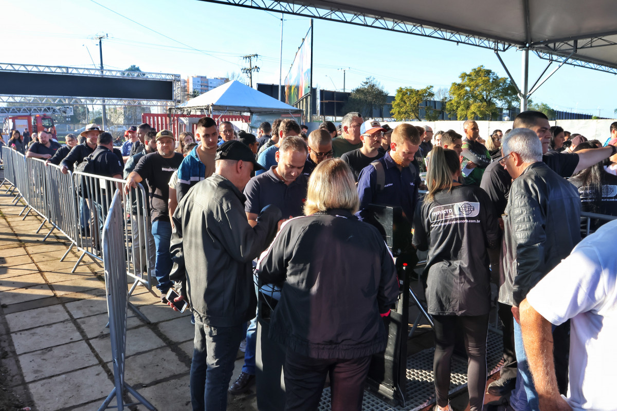 FIlas nos portões de entrada marcaram a abertura da feira em Esteio | Dani Barcellos/JC