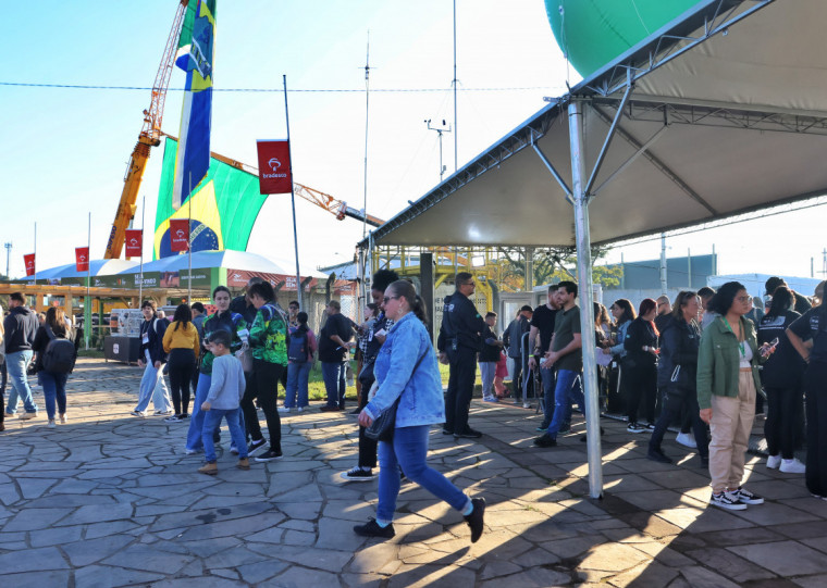 Dia ensolarado colaborou para que grande público se dirigisse para o Parque Assis Brasil