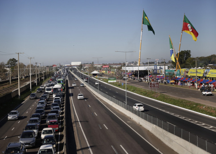 Por volta das 9h, houve cerca de um quilômetro de lentidão na BR-116, no sentido Capital–Interior