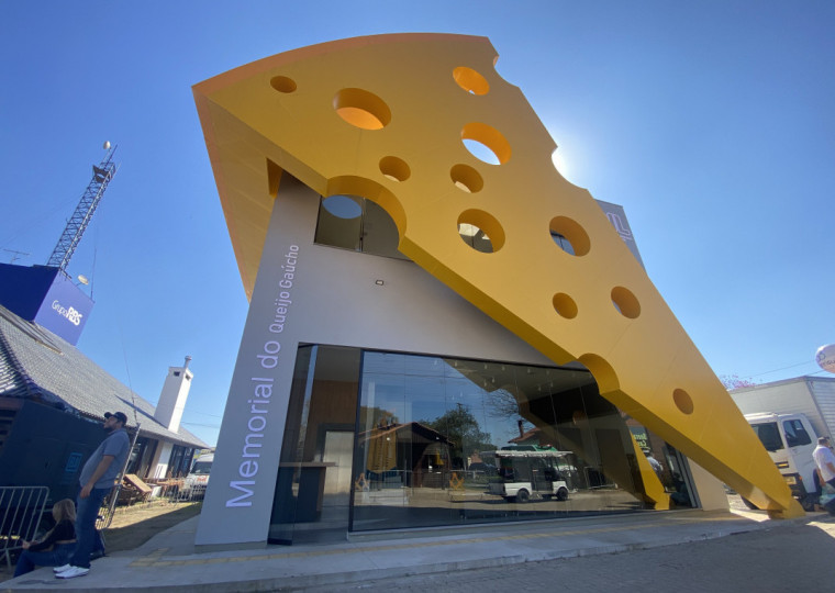 Peça imponente mede 14,91m de altura e 9,16m de largura na Apil da Expointer