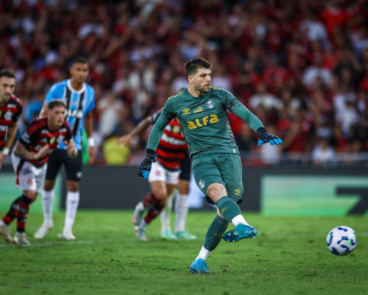 Grêmio sofre, mas arranca empate contra o líder Flamengo no Maracanã