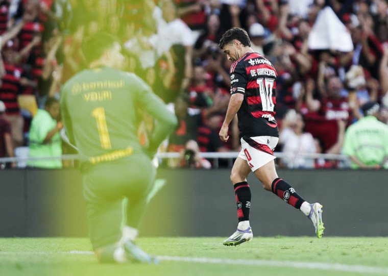 Volpi faz milagre e marca de pênalti para garantir empate em 1 a 1 no Rio