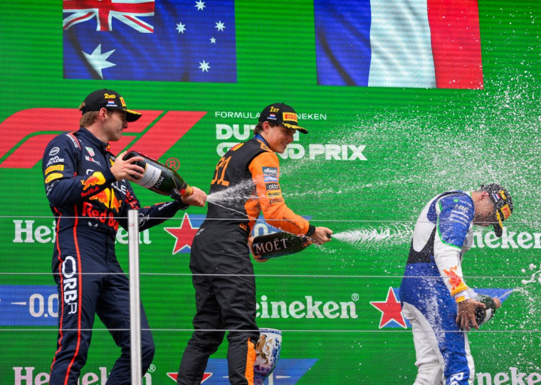 Max Verstappen e o novato Isack Hadjar, surpresa da prova, completaram o pódio