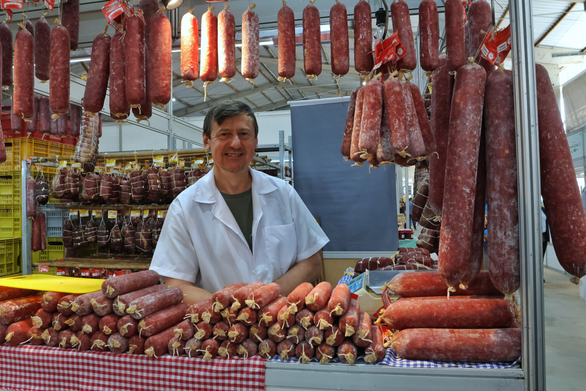 Jair Bergamaschi, de Fagundes Varela, comercializa embutidos na feira desde 20025 | DANI BARCELLOS/ESPECIAL/JC