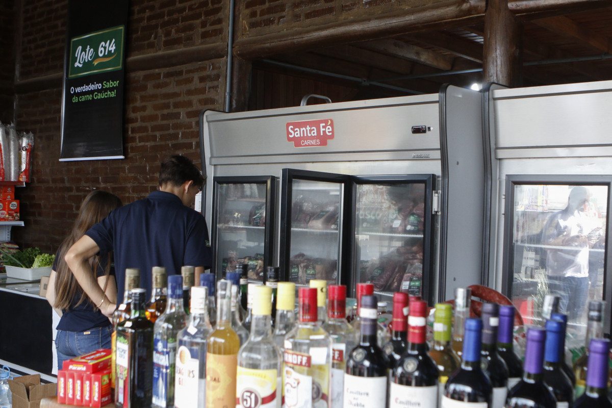 Loja no parque atende público e expositores com itens para churrasco e para o dia a dia | BRENO BAUER/JC