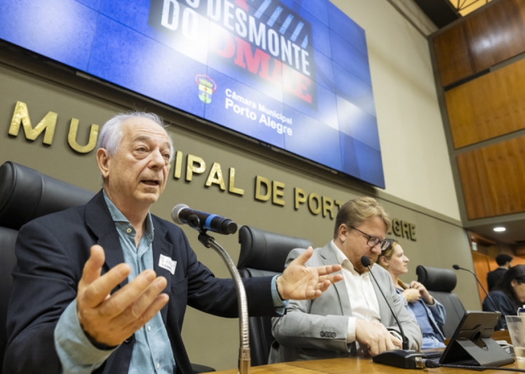 Na reunião os vereadores também ouviram o depoimento do engenheiro e professor Carlos Tucci