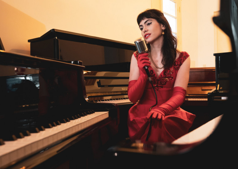 Espetáculo une música, poesia e emoção para homenagear uma das maiores vozes da França