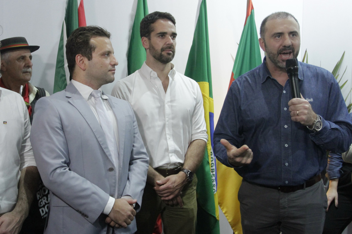 Cônsul da Itália no Rio Grande do Sul, Valerio Caruso, governador Eduardo Leite e Erasmo Battistella | EVANDRO OLIVEIRA/JC