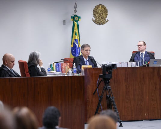 Julgamento prossegue nesta quarta (3) com advogados de Heleno e de Bolsonaro