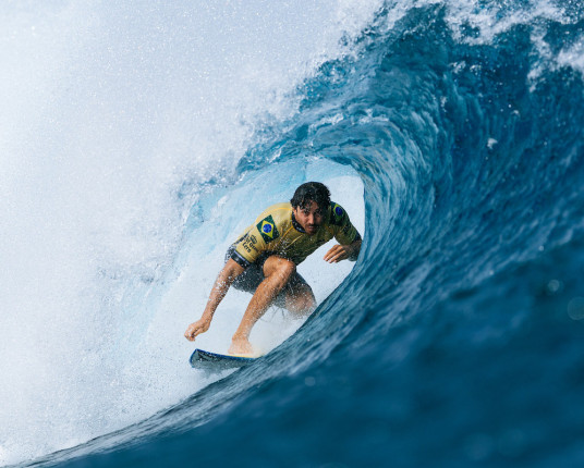Yago Dora triunfa em Fiji e devolve título mundial de surfe ao Brasil