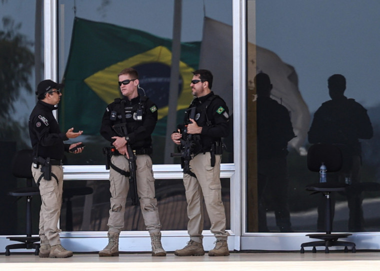 Foram convocados 30 policiais de tribunais de todo o Brasil para reforçar a segurança