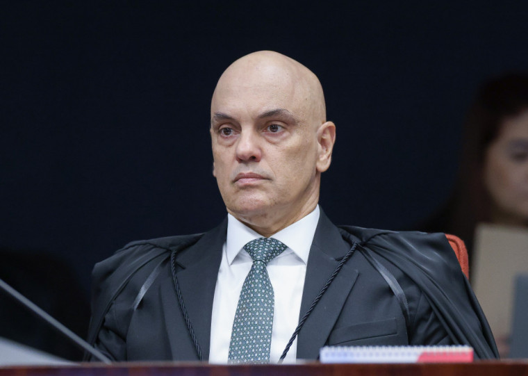 Alexandre de Moraes, do STF, decretou prisão preventiva para o ex-presidente desde a manhã deste sábado (22)