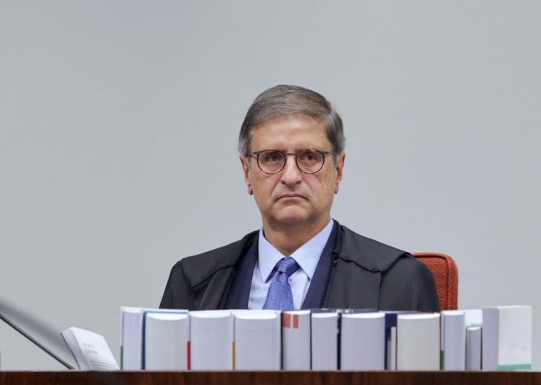 Procurador-geral da República (PGR), Paulo Gonet, criticou a decisão do ministro Flávio Dino que determinou a revisão dos "penduricalhos" pagos a todos os servidores públicos dos Três Poderes 