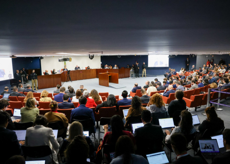 O julgamento será retomado nesta quarta-feira (10), às 9h, com previsão dos votos de Luiz Fux, Cármen Lúcia e Cristiano Zanin