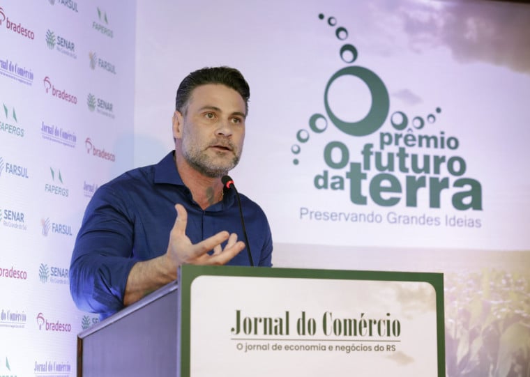 Felipe Costella esteve presente na solenidade na noite desta segunda-feira