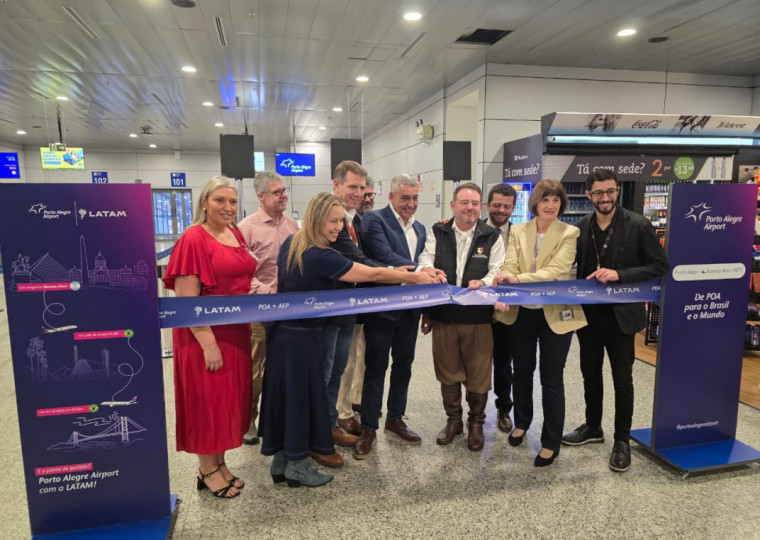 Autoridades realizaram o corte de fita que marcou a inauguração da rota internacional Porto Alegre/Buenos Aires