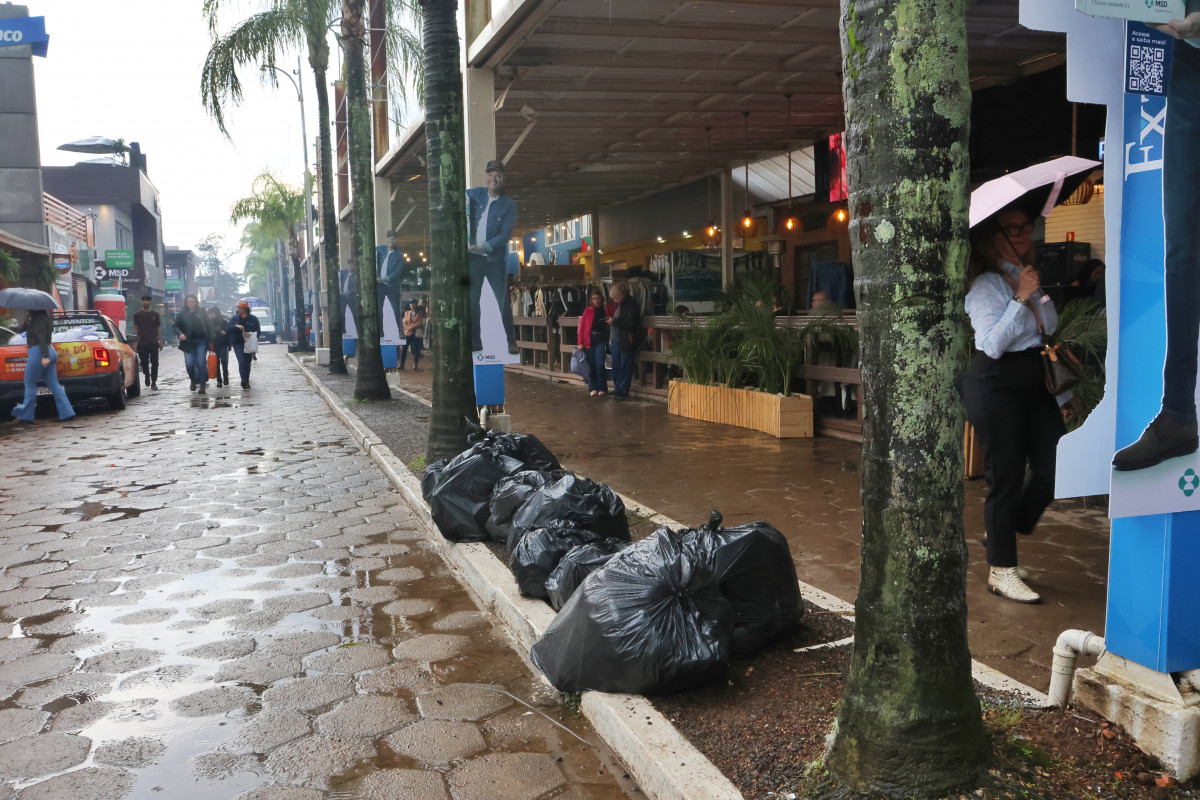 Expositores colocam sacos de lixo próximo aos estandes | Dani Barcello/Especial/JC