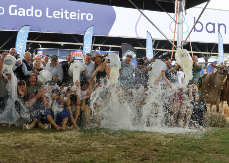 Ritual é realizado há pelo menos duas décadas e marca a premiação das vacas leiteiras com maior produção durante 24 horas