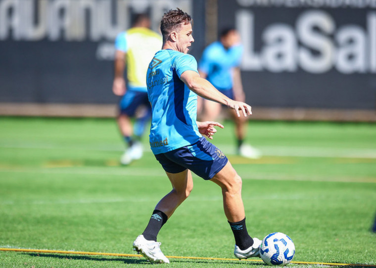 Antes da reapresentação Arthur e alguns outros atletas treinaram no CT Luiz Carvalho