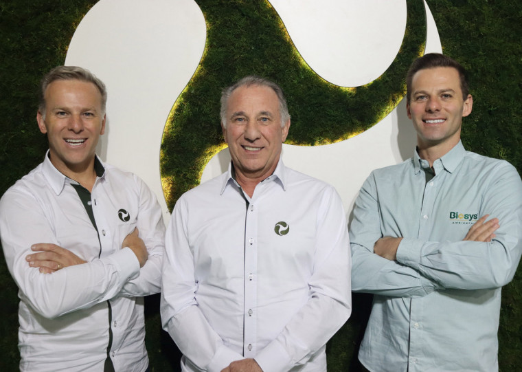 Irmãos Guilherme (e) e Eduardo, com o fundador da Biosys, Mário Sebben (c)