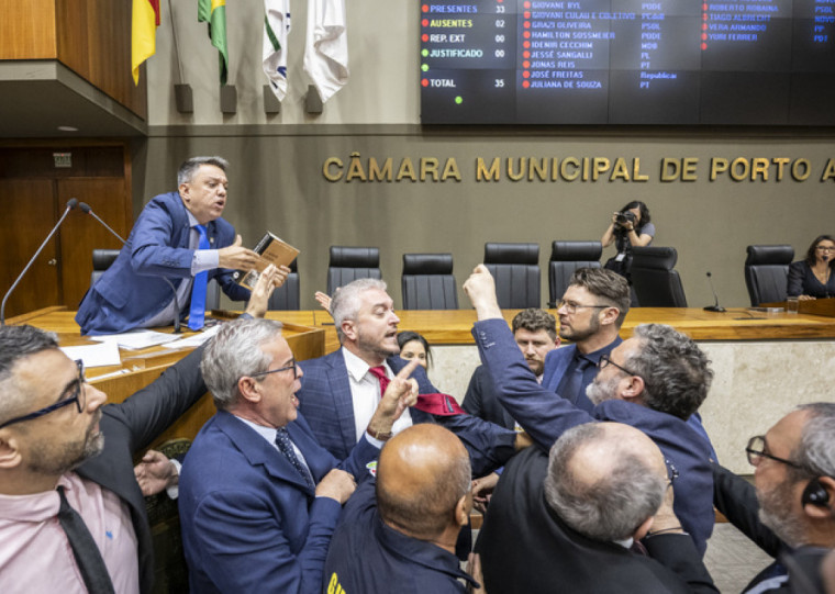 Após discussão tomar o plenário, sessão foi pausada por cinco minutos 