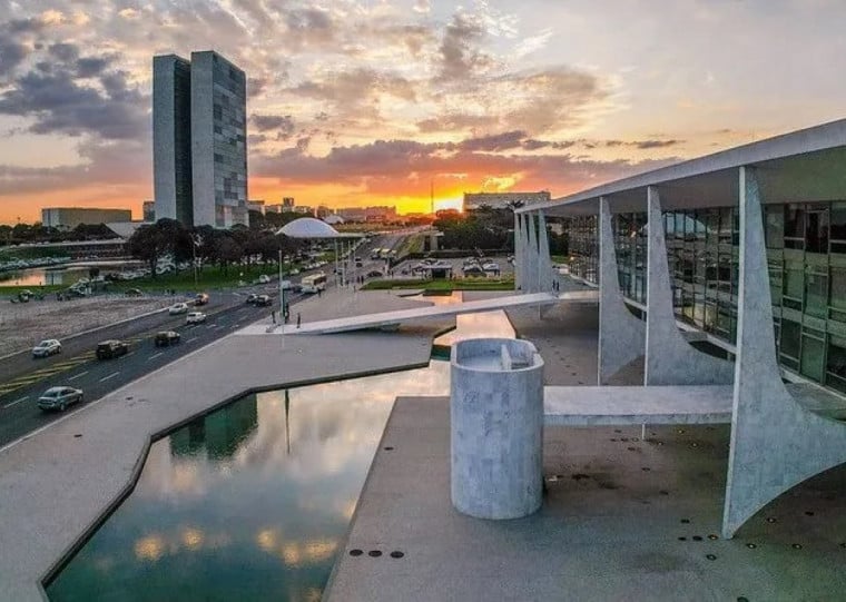 Pela primeira vez na história do Brasil, um ex-chefe do Executivo senta no banco dos réus ao lado de generais