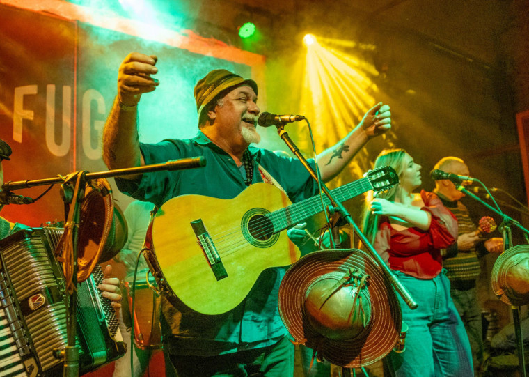 Banda Maria Bonita faz show e gravação de clipe no Fuga Bar
A banda pioneira no forró no sul se apresenta nesta sexta-feira (5)
